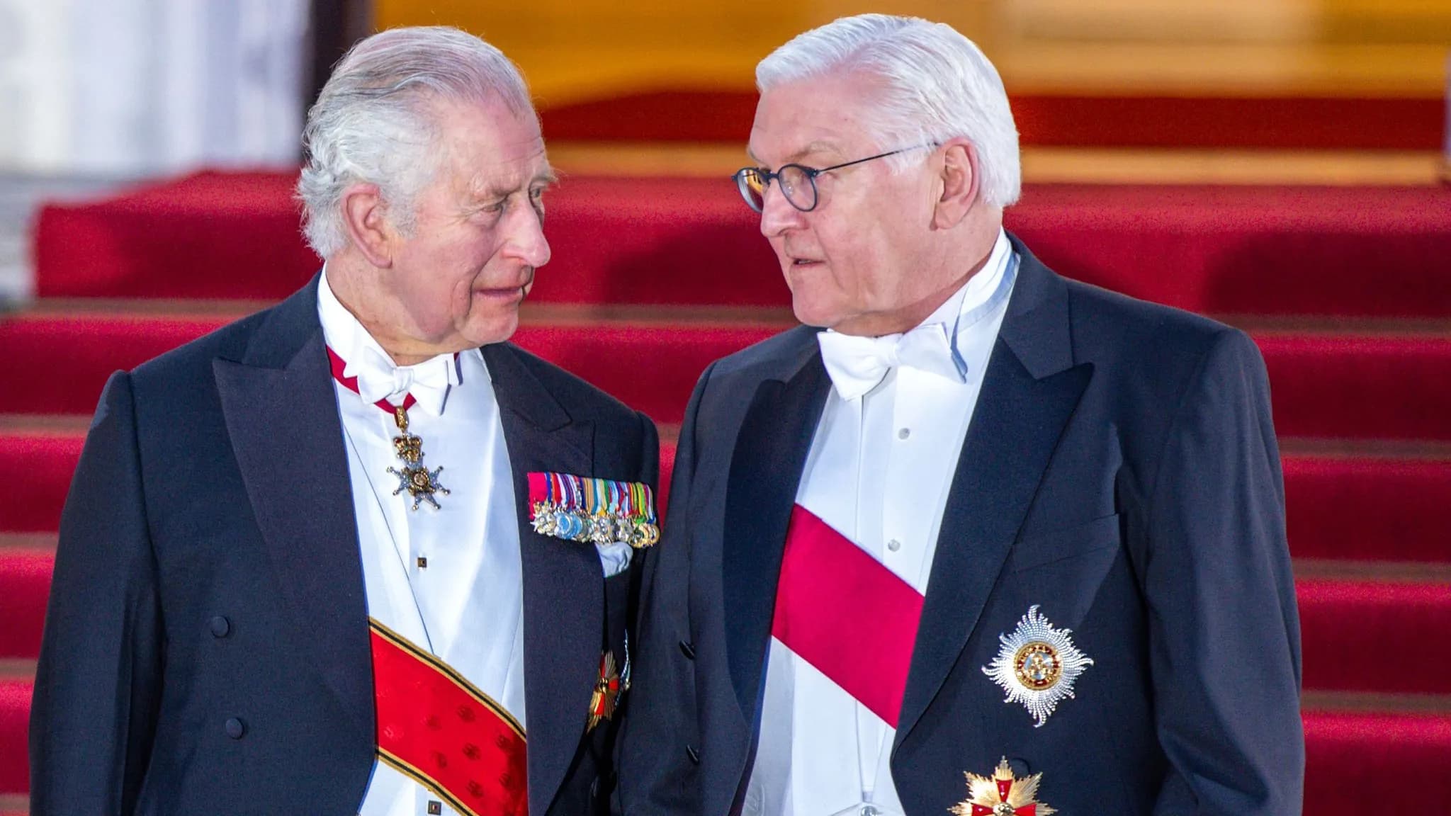 King Charles rollt Steinmeier den roten Teppich aus